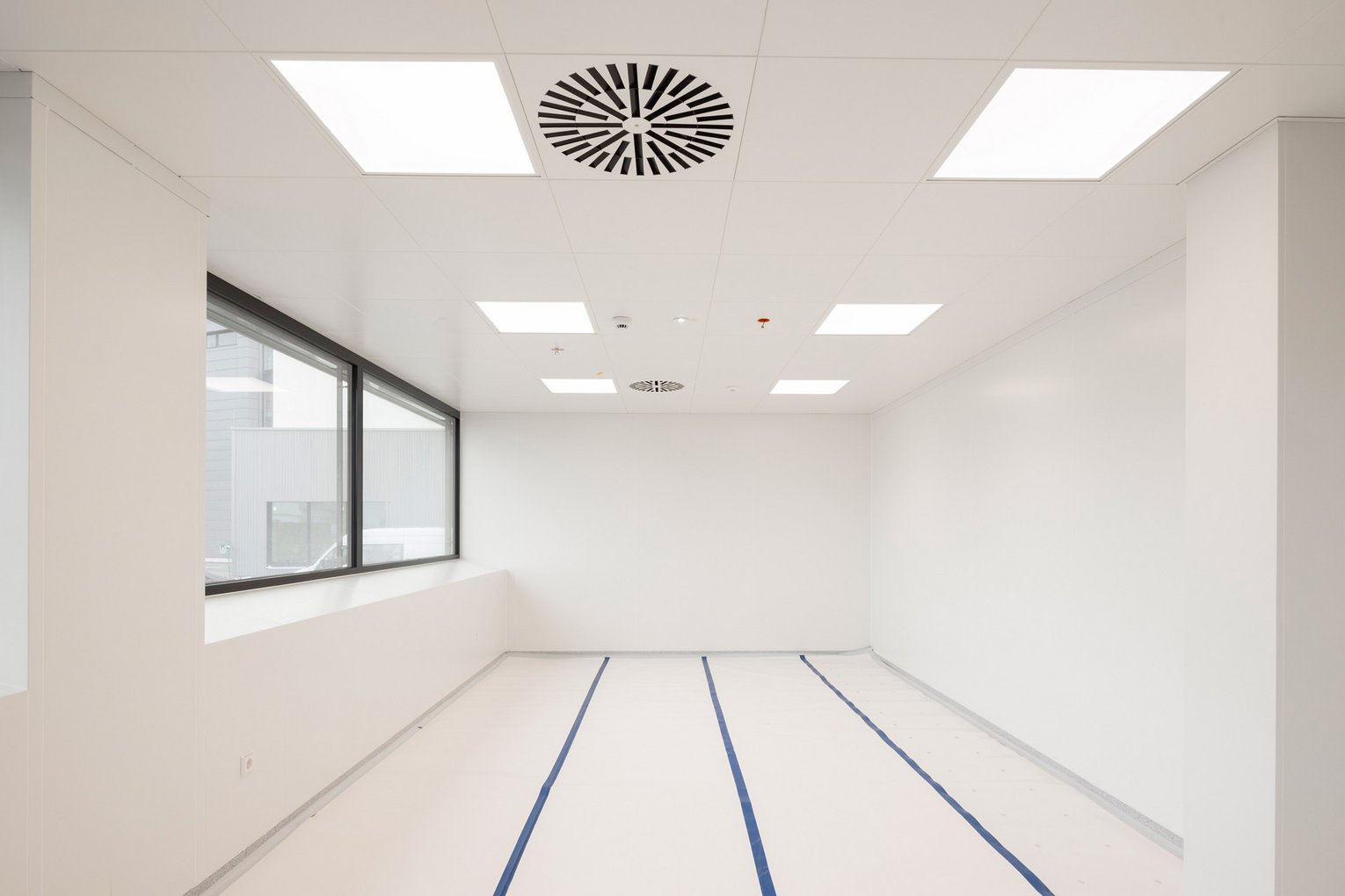 Hygienischer Reinraum mit Deckenlösung Reinraum mit heller Decke und glatten weißen Wandflächen – Beispiel für präzisen Ausbau.