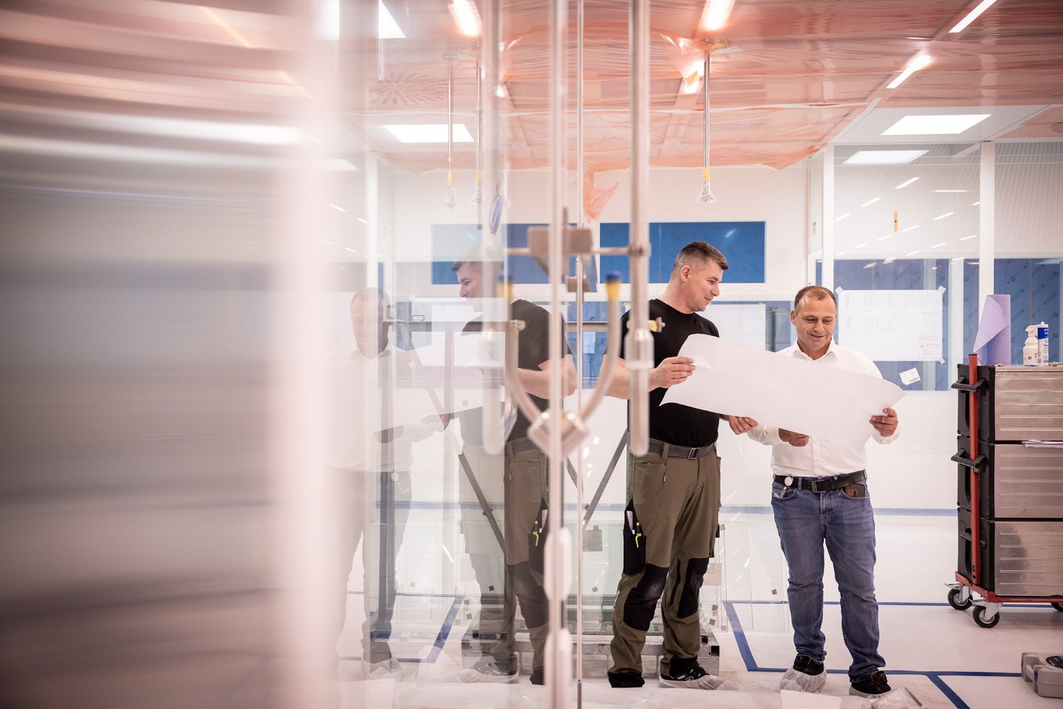 Montage-Team bei der Arbeit Zwei Monteure der Wucher GmbH bei der Arbeit im Innenausbau – dynamische Szene.